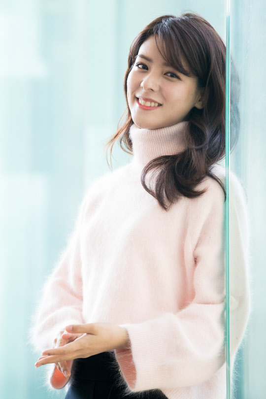 일본인 배우 후지이 미나가 연합뉴스와 인터뷰에 앞서 포즈를 취하고 있다.